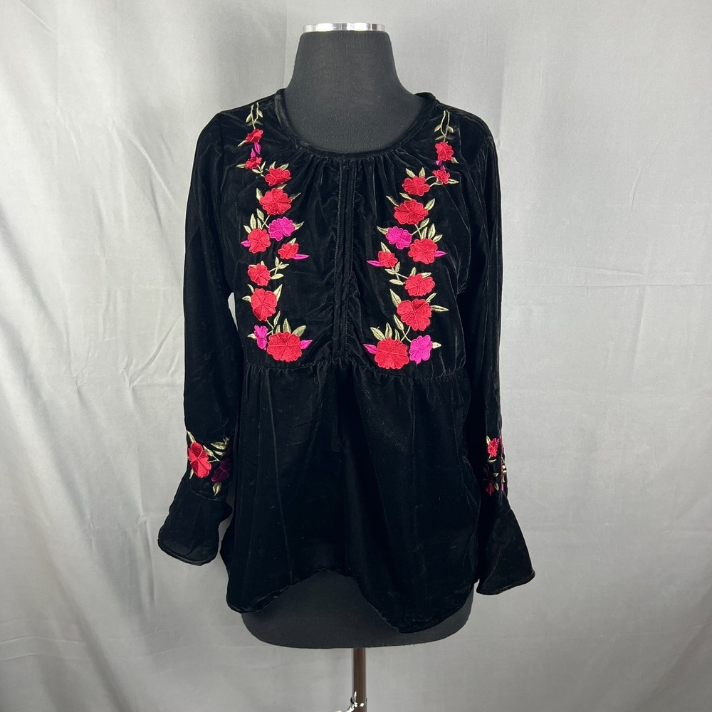 4our Dreamers Blouse Top Womens M Black Embroidered Pleated Velvet Round Neck